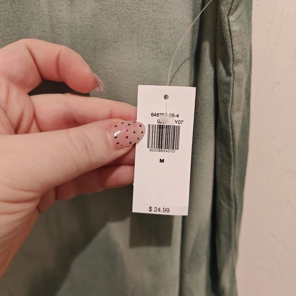NWT OLDNAVY TANK - Picture 2 of 5